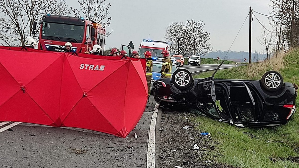 Samochód osobowy zderzył się z ciężarówką pod Głogówkiem. 63-latek zmarł