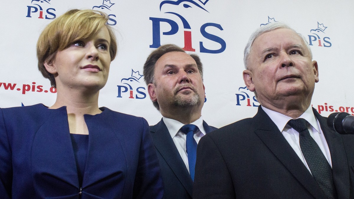 Przedstawicielka wschodzącego pokolenia, potrafiąca walczyć w interesie społeczeństwa - tak "jedynkę" PiS w Świętokrzyskiem, 33-letnią Annę Krupkę - przedstawił dzisiaj na konferencji prasowej w Kielcach prezes PiS Jarosław Kaczyński.