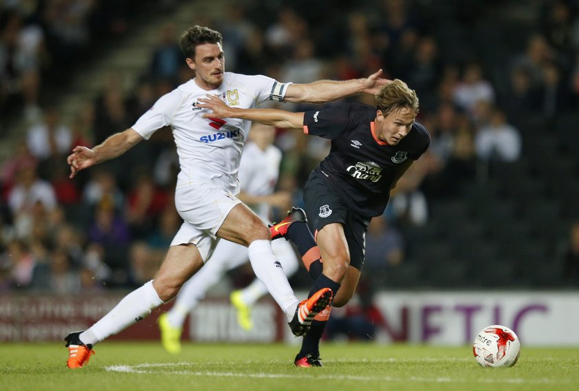 Trener MK Dons Karl Robinson stwierdził, że jego piłkarze muszą oszukiwać