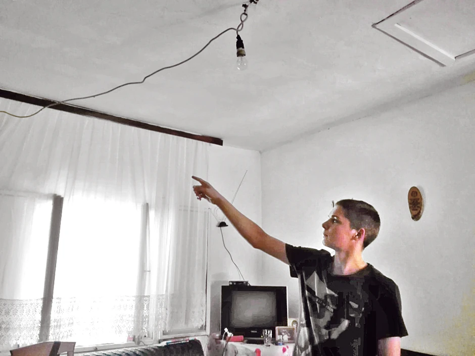 Iako nisu više u mraku, Maksimovićima je potreban novi dom