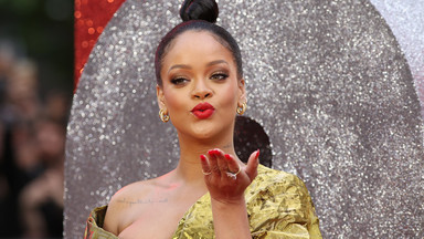 Rihanna śle całusa w koszmarnej stylizacji