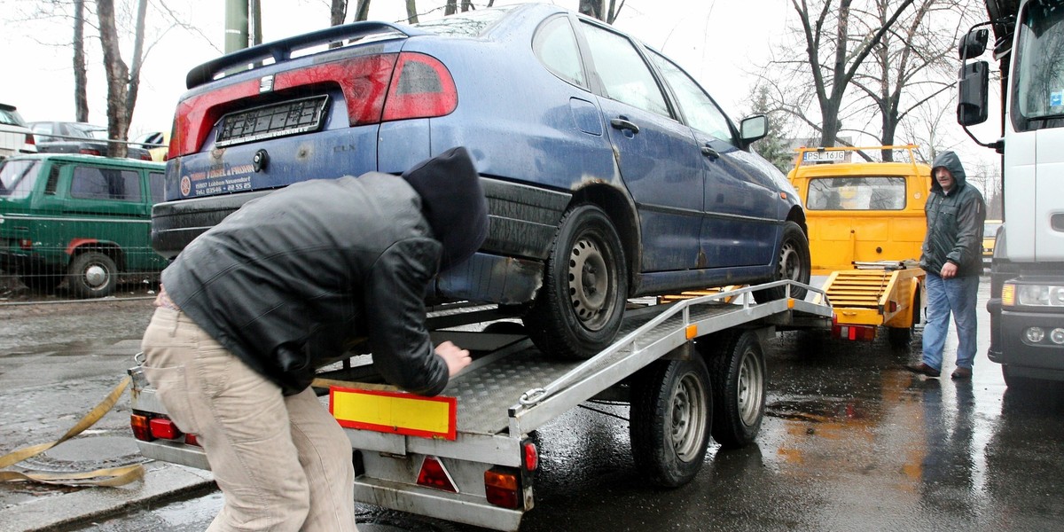 Na Volkswagena Golfa z salonu statystyczny Polak musi pracować aż 19 miesięcy, podczas gdy Niemiec tylko 8