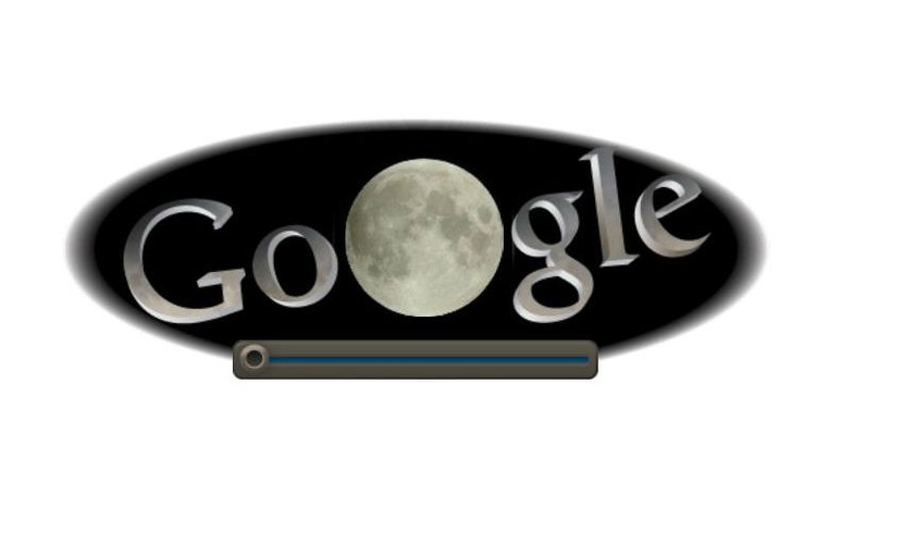 <b>Całkowite zaćmienie Księżyca</b>
<br></br>
Data publikacji: 15 czerwca 2011
<br></br>
Całkowite zaćmienie księżyca można obserwować kilka razy w odstępach kilku lat. Nie jest to zjawisko bardzo rzadkie – jednak żeby je dobrze zaobserwować, warto skorzystać z przyrządów optycznych. Doodle z 15 czerwca 2011 roku po raz pierwszy pokazał całkowite zaćmienie naturalnego satelity Ziemi w czasie rzeczywistym. Skąd obraz? Zdjęcia odświeżane w czasie zbliżonym do rzeczywistego dostarczała platforma slooh.com. Serwis ten scala sygnały i informacje z wielu podłączonych do niego profesjonalnych obserwatoriów na świecie. Jeden z głównych teleskopów, który dostarczał bieżący obraz Księżyca, obserwował go ze szczytu wulkanicznego Pico del Teide na hiszpańskiej Teneryfie. Internauci mieli szansę zobaczyć, jak zmienia się obraz księżyca o różnych porach - także przed i po całkowitym zaćmieniu.