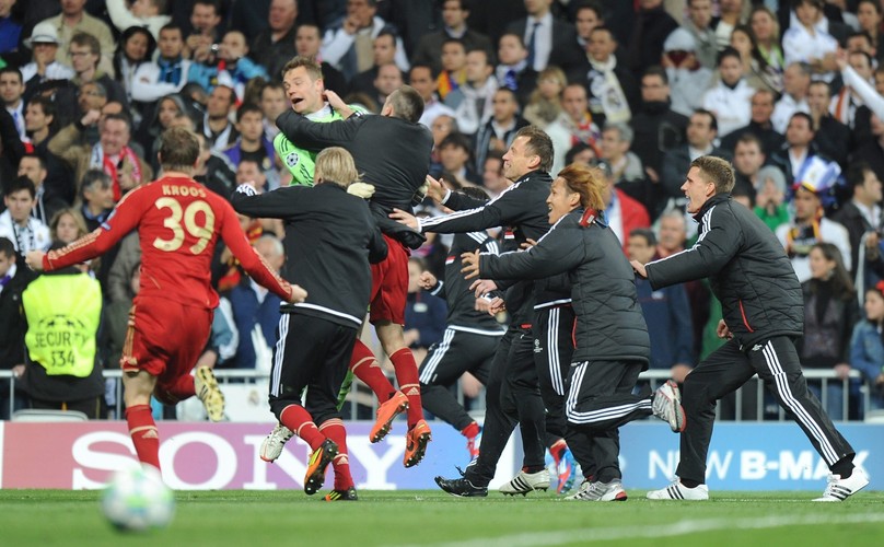 Piłkarze Bayernu rzucają się na Manuela Neuera, który świetnie bronił karne w meczu z Realem Madryt