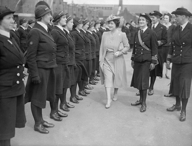 Women's Royal Naval Service - popularnie Wrens, czyli strzyżyki, spolszczone jako wrenki. Na zdjęciu widoczna królowa Elżbieta, matka Elżbiety II