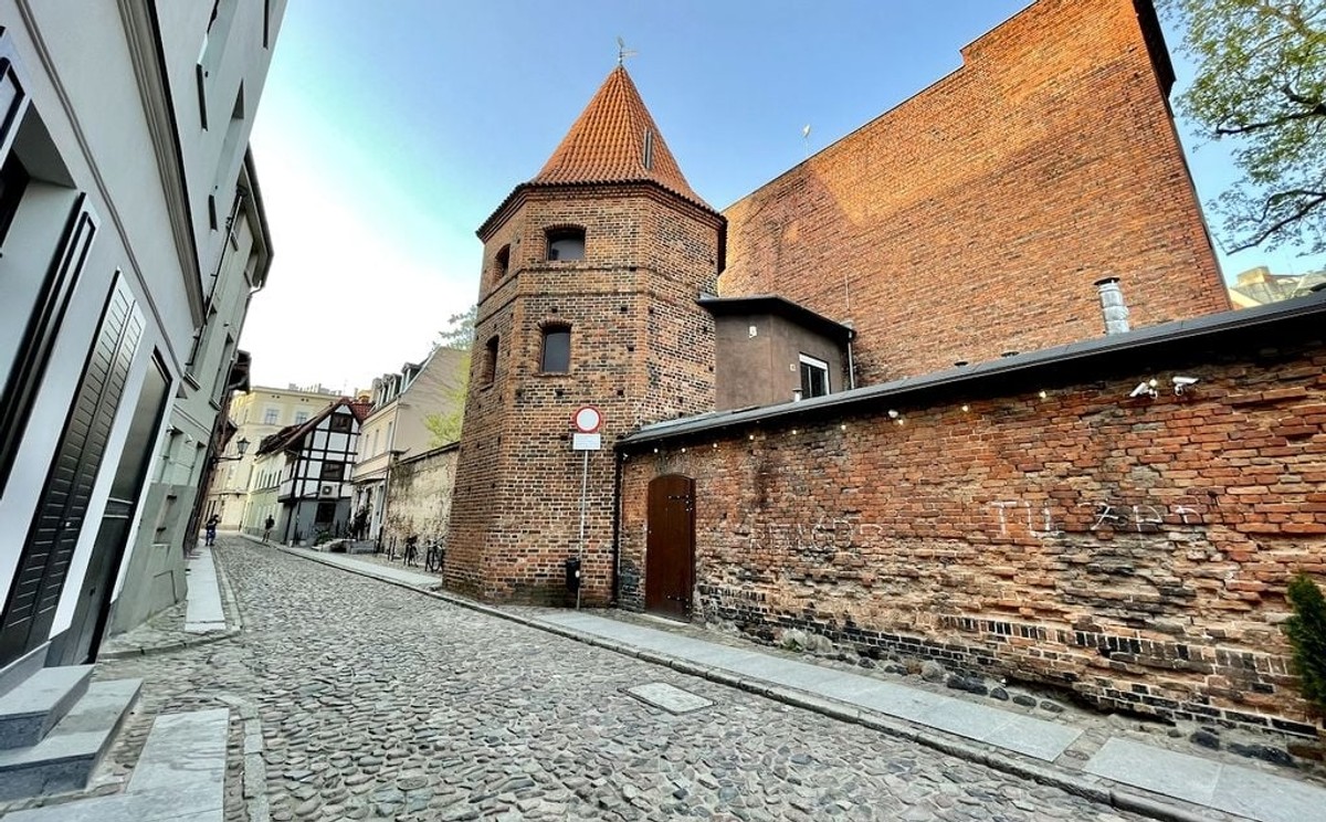 Zabytkowa baszta w Toruniu szuka nowego właściciela. Cena? 930 tys. zł