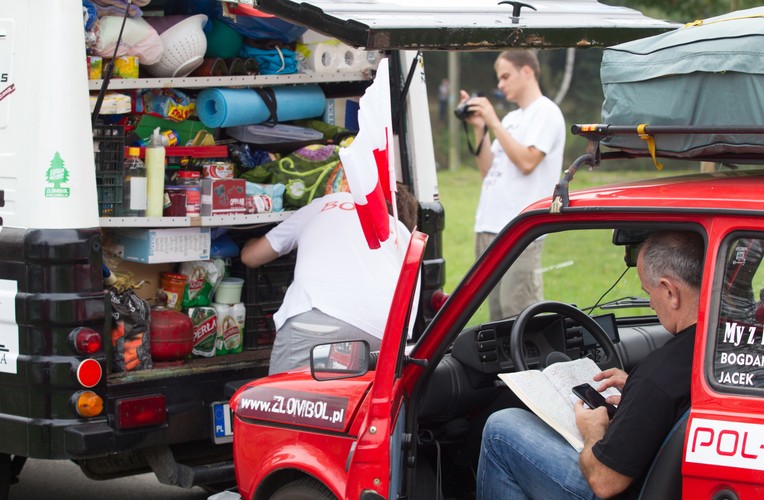 Kolejny etap prowadzi przez Słowenię, a następnie Włochy. Tam leciwe pojazdy pojadą trasą wzdłuż wybrzeża Côte d'Azur, gdzie czekają na nie serpentyny na trasie SS1. <br>Rajd Złombol 2014, na zdjęciu 'Maluch' Fiat 126p. <br><br> (ag/mr) PAP/Andrzej Grygiel