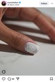Ezek a körmök akkor is szóba jöhetnek, ha esküvő előtt állsz, hiszen tökéletesen megtestesítik a kókuszos körmök nőiességét, méghozzá egy virágos csavarral.