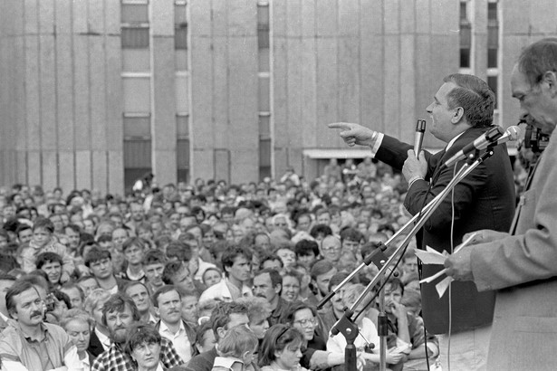 01.06.1989 Gdynia. Lech Wałęsa przemawia podczas wiecu przedwyborczego