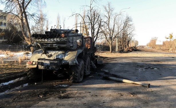 W pobliżu linii frontu wciąż stoją spalone wraki ciężkiego sprzętu wojskowego armii rosyjskiej
