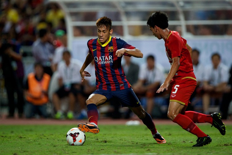 <b>Neymar</b>
<br>
<br><b>Napastnik</b>
<br><b>57 000 000 euro<b/>
<br><b>FC Santos (Brazylia) -> FC Barcelona (Hiszpania)</b>