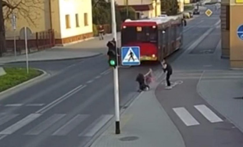 Bezmyślny żart. Wepchnęła koleżankę pod koła autobusu