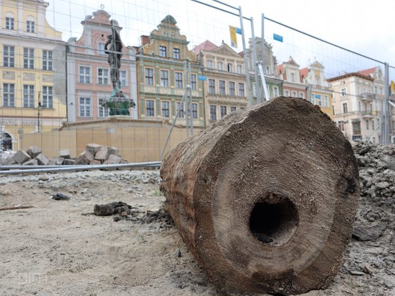 Na Starym Rynku odkryto rury wodociągowe sprzed 400 lat i stację transformatorową sprzed II wojny światowej fot. PIM