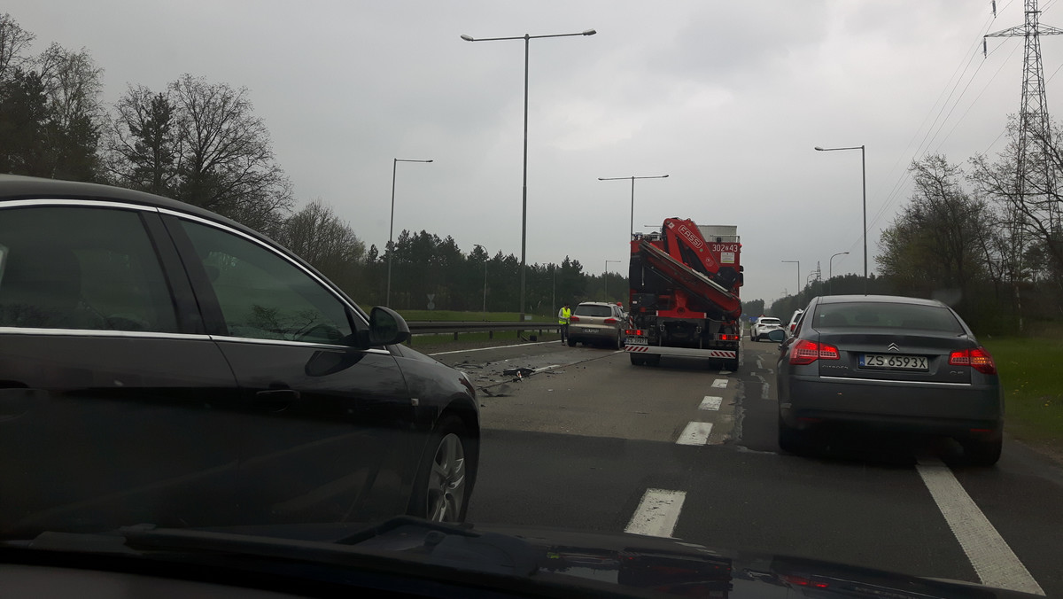 Do zderzenia dwóch samochodów osobowych doszło tuż przed godziną 14 na autostradzie A6 między węzłami Kijewo i Dąbie. Jedna osoba została poszkodowana. Na miejscu jest policja, straż pożarna i pogotowie.