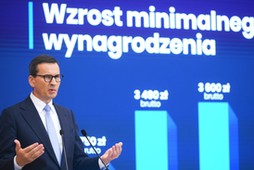 Premier Mateusz Morawiecki na konferencji prasowej dot. podwyżki płacy minimalnej. 