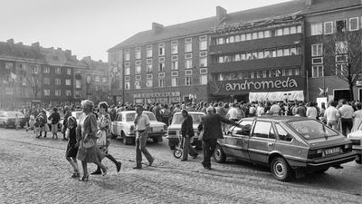 Na placu Bieruta w Tychach był postój taksówek a w święta PRL odbywały się imprezy dla ludności.	
