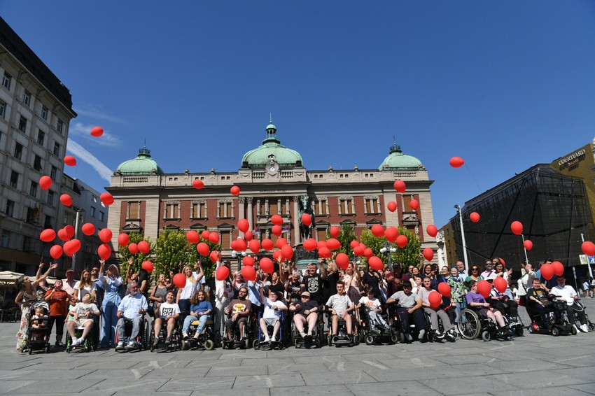 Više od 50 porodica iz Srbije, koje se svakodnevno suočavaju sa Dišenovom mišićnom distrofijom, okupiće se da zajedno pošalju jasnu poruku: dečaci zaslužuju dostupnu terapiju i šansu za budućnost.