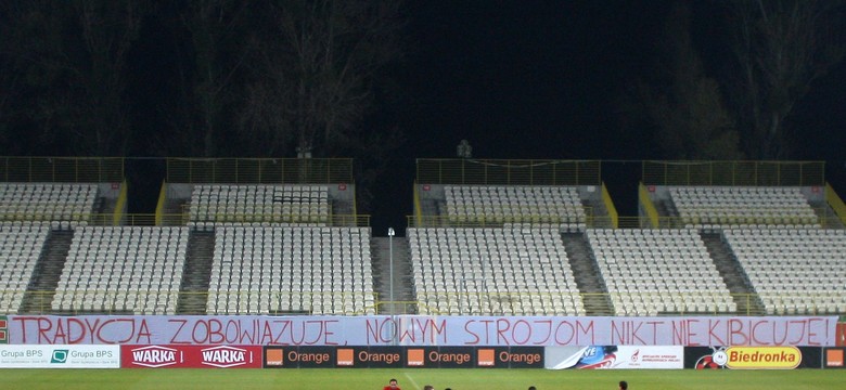Protest kibiców na treningu kadry. Pokazali co sądzą o koszulkach