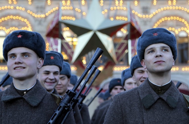 Rosyjscy żołnierze w historycznych mundurach Armii Czerwonej podczas próbnej parady na Placu Czerwonym w Moskwie