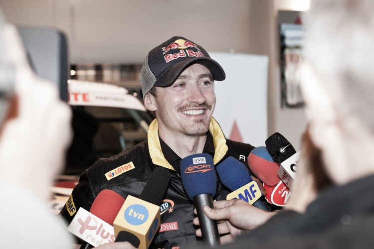 Zdaję sobie sprawę z tego, że na rajdowych trasach jestem nowicjuszem. Moim zadaniem na pierwszy start w Dakarze jest dojechanie do mety - powiedział Adam Małysz