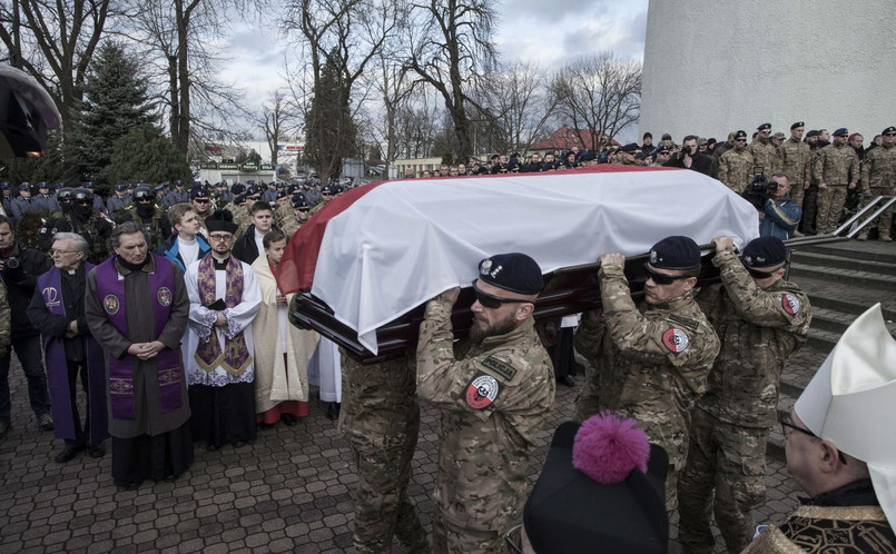 Prezydent Andrzej Duda awansował pośmiertnie st. asp. Mariusza Koziarskiego na I stopień oficerski - do stopnia podkomisarza oraz przyznał mu Krzyż Zasługi za Dzielność. Minister spraw wewnętrznych i administracji Mariusz Błaszczak przyznał zmarłemu Złotą Odznakę "Zasłużony Policjant". "Chylę czoła przed człowiekiem służby" - napisał prezydent Andrzej Duda w liście, odczytanym przez ministra Andrzeja Derę, podczas uroczystości pogrzebowej.