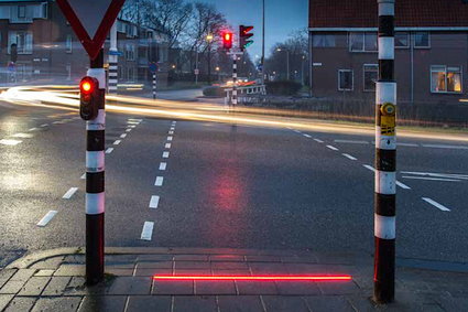 Światła w chodniku zamiast na słupie. Holenderskie miasto chce zwiększyć bezpieczeństwo "smartfoniarzy"