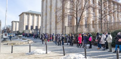 Gigantyczne kolejki do galerii i muzeów. Ludzie stoją na siarczystym mrozie, bo są żądni kultury