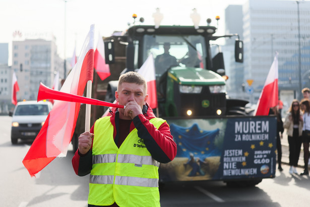 Warszawa, 27.02.2024. Protest rolników "Gwiaździsty Marsz na Warszawę", 27 bm. Protestujący przejdą przez miasto pod Sejm i KPRM. Rolnicy z całej Polski kontynuują protesty. Ich powodem jest m.in. niedawna decyzja Komisji Europejskiej o przedłużeniu bezcłowego handlu z Ukrainą do 2025 roku, a także sprzeciw wobec prowadzonej przez Unię Europejską polityce Zielonego Ładu. (mr) PAP/Leszek Szymański