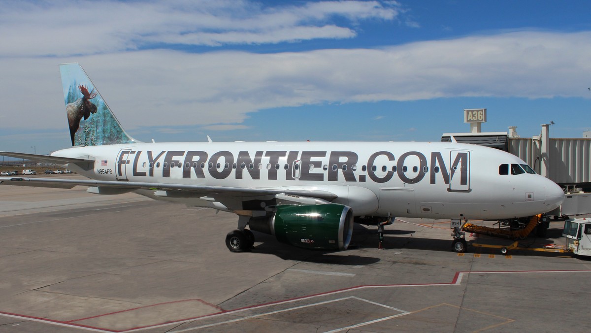 Pilot linii lotniczych Frontier Airlines z USA zamówił telefonicznie pizzę dla... 160 pasażerów i całej załogi. Samolot z powodu opóźnienia musiał czekać na start na lotnisku w mieście Cheyenne w Wyoming.