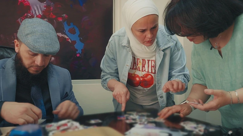 Rem i njena rođaka (desno) gledaju fotografije dece koja se drže u Lahan Al Hajatu da bi videle da li mogu da nađu jednu koja liči na njenog sina | Foto: Jess Kelly / BBC