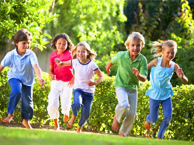 46328_kidsrunningbright
