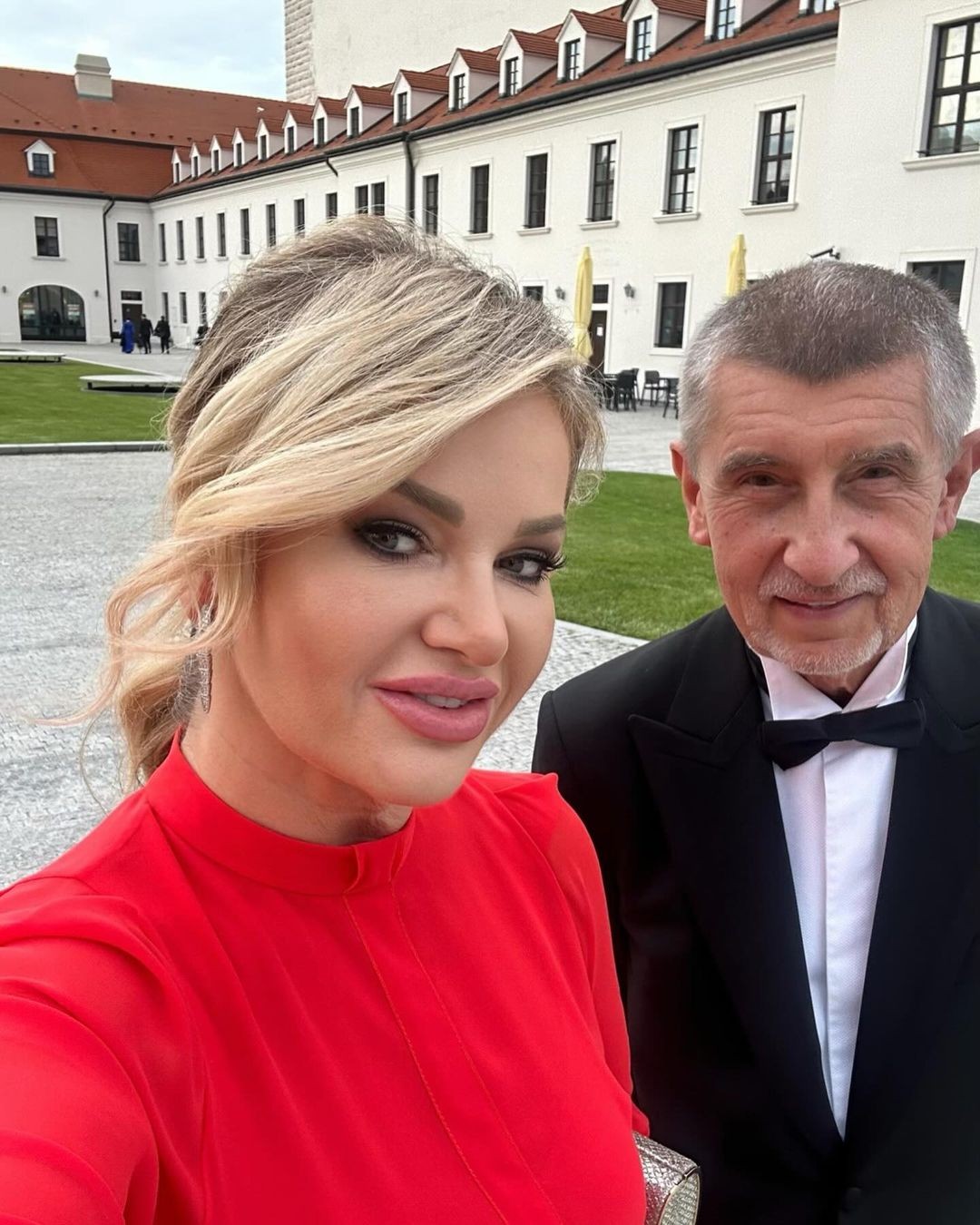 Český expremiér Andrej Babiš s Monikou si užili slávnostnú recepciu na Bratislavskom hrade.