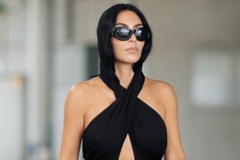 "Gde si to obukla? VISOKA SI SAMO 157 CM! Anđelina Džoli bi raspametila u tome", istakla INTIMNU ZONU I OBLINE U NAJČUDNIJEM KOMBINEZONU IKADA, a evo zašto joj kažu da je SKROZ KIKSNULA