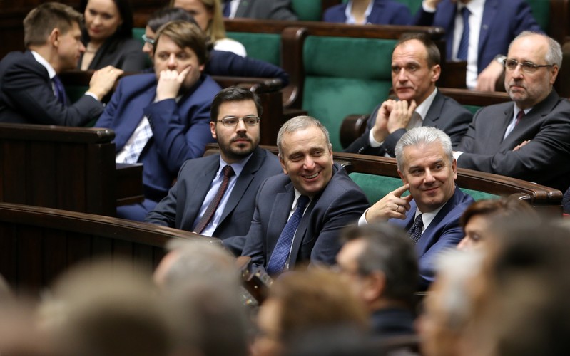 Od lewej: Stanisław Tyszka z Kukiz'15 oraz politycy PO Grzegorz Schetyna (C) i Cezary Grabarczyk (P), podczas pierwszego posiedzenia Sejmu VIII kadencji