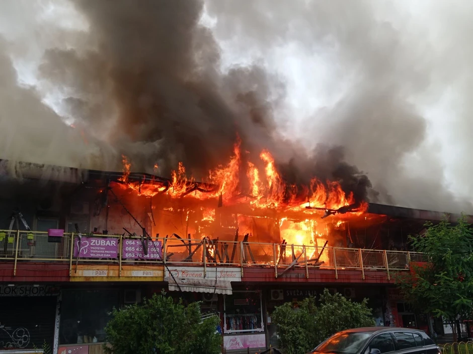 Ogroman požar u tržnom centru na Novom Beogradu