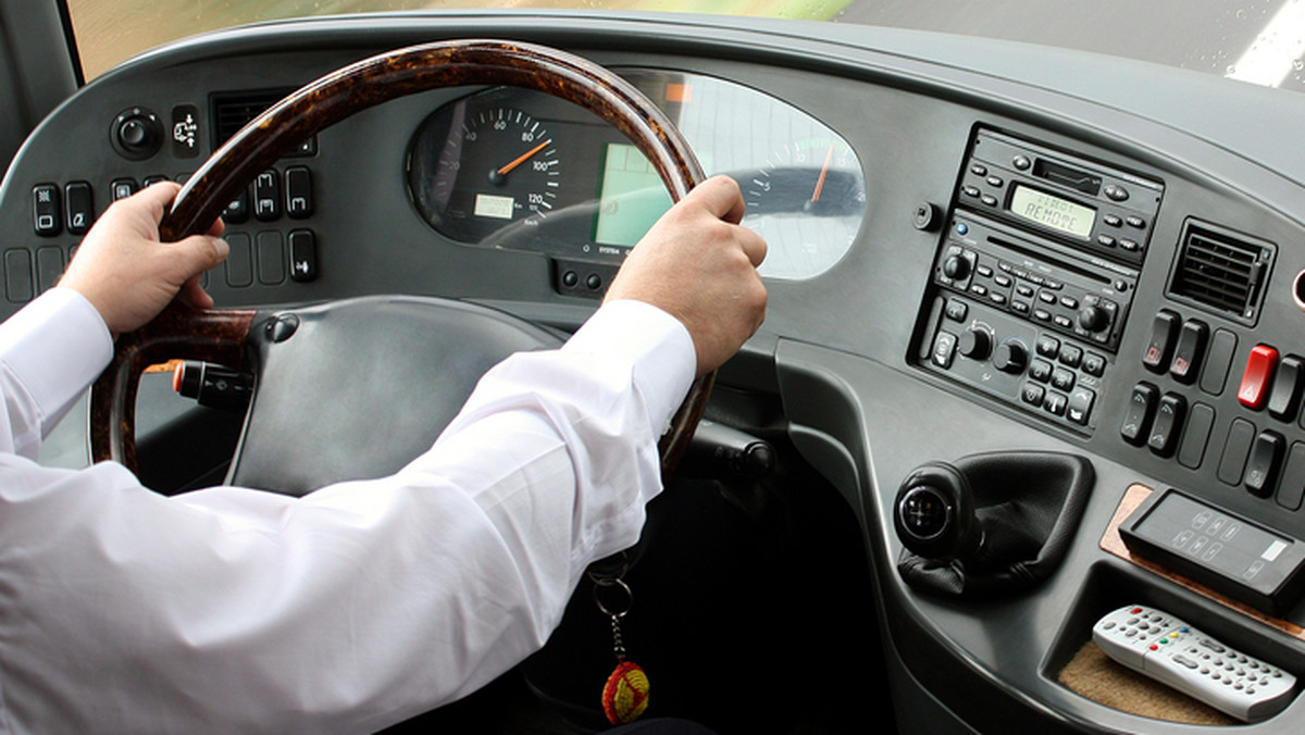 Od czerwca 2019 r., gdy zgodnie z załącznikiem IC do rozporządzenia Parlamentu Europejskiego i Rady UE nr 165/2014, w pojazdach trzeba będzie instalować inteligentne tachografy, to nie kierowca będzie pilnował tachografu, lecz tachograf kierowcę - pisze "PB".
