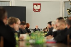 "Eksplozja w skrzydle..." Kim są eksperci Macierewicza?