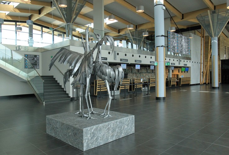 Lotnisko Olsztyn-Szymany działa od dwóch miesięcy, realizuje loty na trasach do Berlina i Krakowa. Dotąd przewiozło 2,5 tys. pasażerów. „To bardzo dobry wynik, jesteśmy z niego zadowoleni tym bardziej, że loty na tych kierunkach realizowane są małymi, 30-osobowymi samolotami” – przyznał marszałek woj. warmińsko-mazurskiego Gustaw Marek Brzezin. <br><br> W ocenie marszałka regionu jeśli działalność portu będzie się rozwijała tak, jak dotąd jest „spora szansa” na to, że lotnisko zrealizuje plan zakładający przewiezienie w pierwszym roku działalności 250 tys. osób.