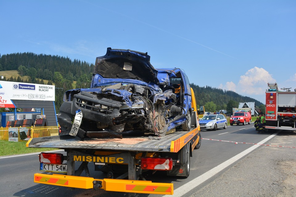 Wypadek na zakopiance. Autokar z dziećmi zderzył się z autem osobowym