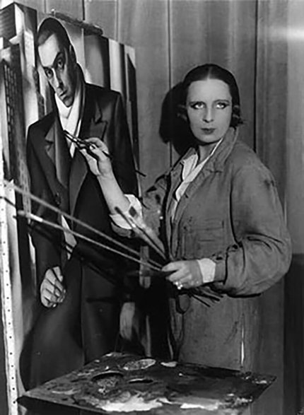 Tamara Łempicka - w tle namalowany przez nią portret męża - Tadeusza Łempickiego