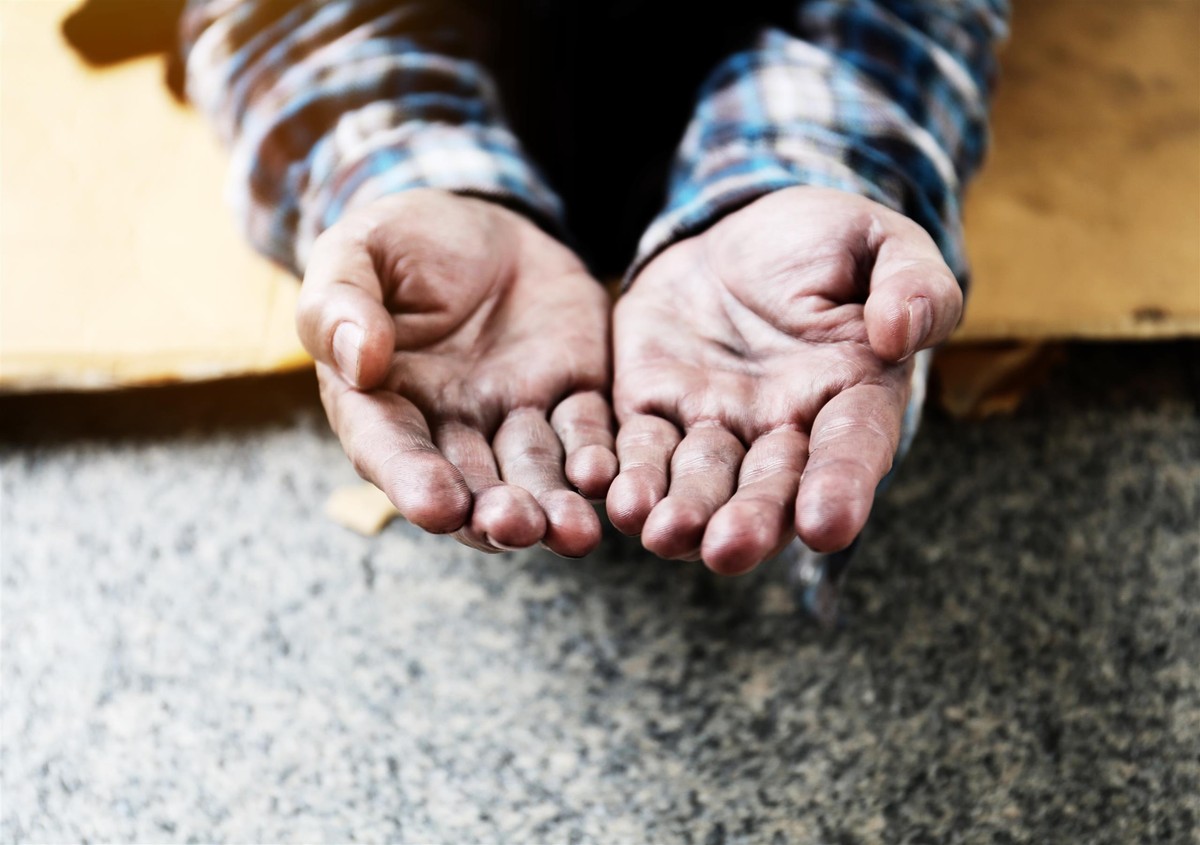 She stood in front of the store and begged. This view broke the hearts of passers -by