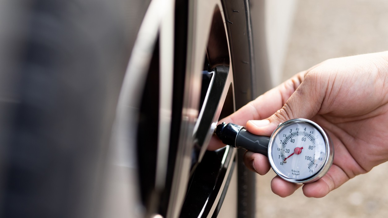 Tlak v pneumatikách: Detail, ktorý od roku 2026 rozhoduje o vašej STK. 