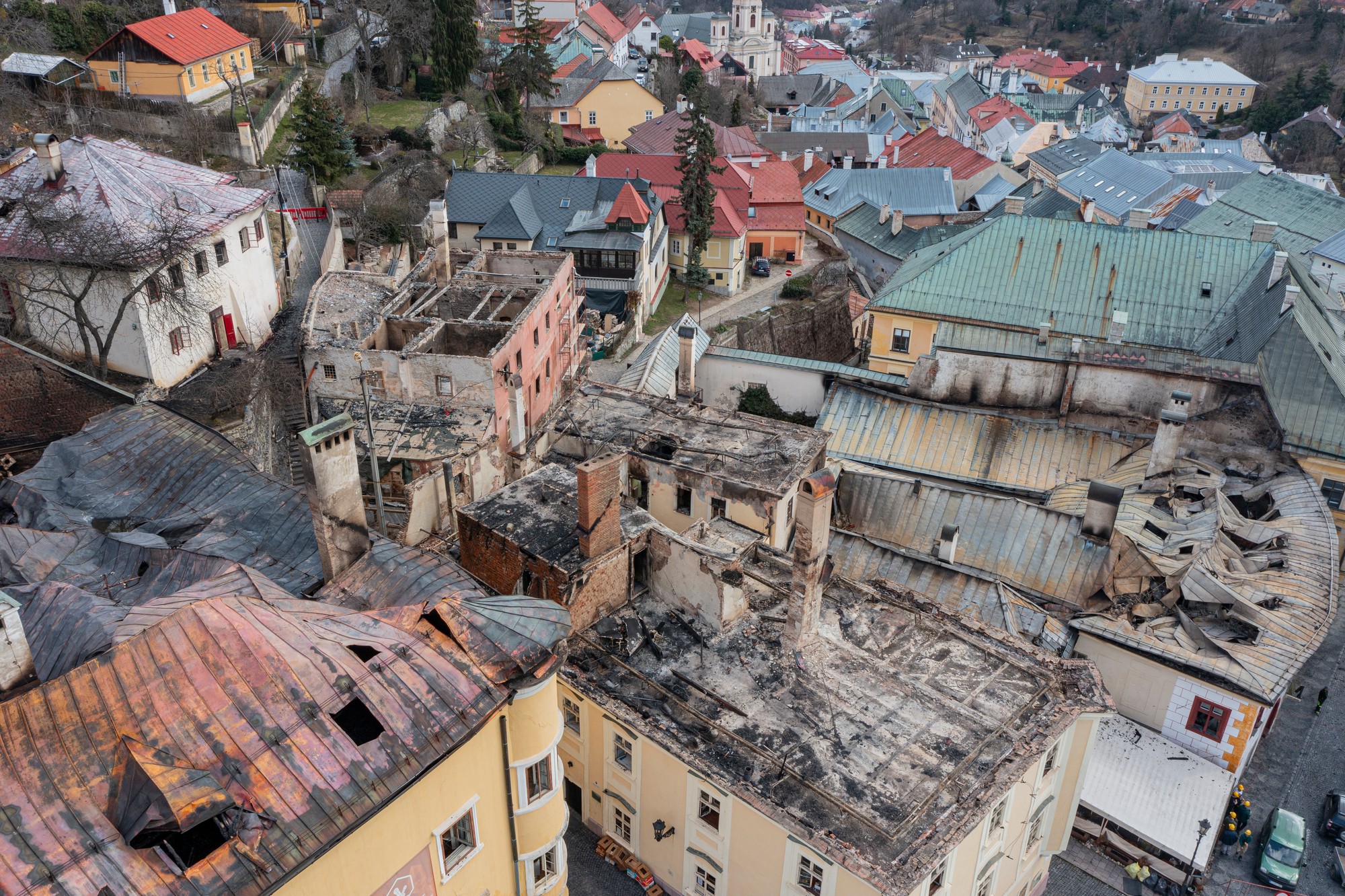 Historické budovy po požiari v centre mesta Banská Štiavnica.