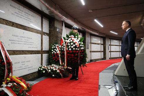 Prezydent Andrzej Duda podczas uroczystości złożenia kwiatów przy grobach w Świątyni Opatrzności Bożej / fot. Paweł Supernak, PAP