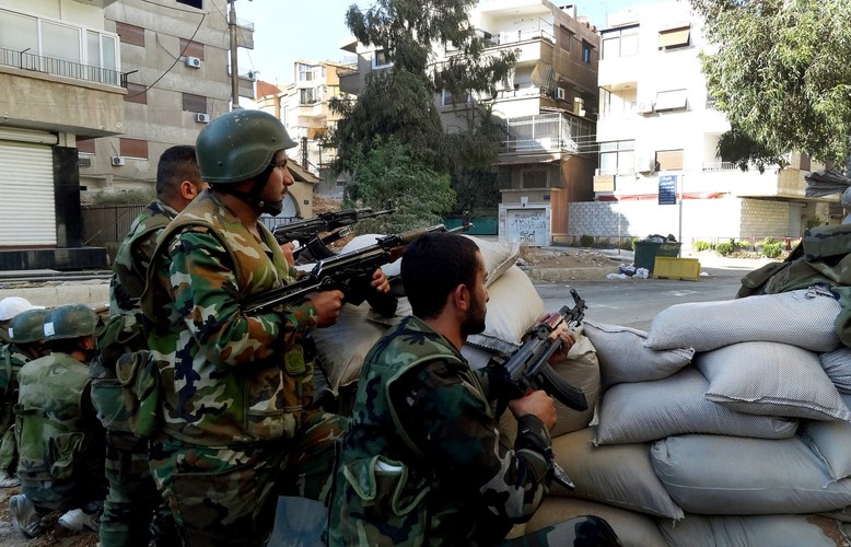Żołnierze armii syryjskiej wypatrują bojowników