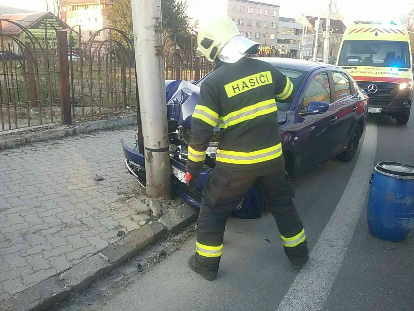 Náraz auta do stĺpa v Trenčíne.