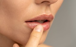 Opryszczka, afty, zapalenie dziąseł. Jak dbać o zdrowie jamy ustnej zimą?