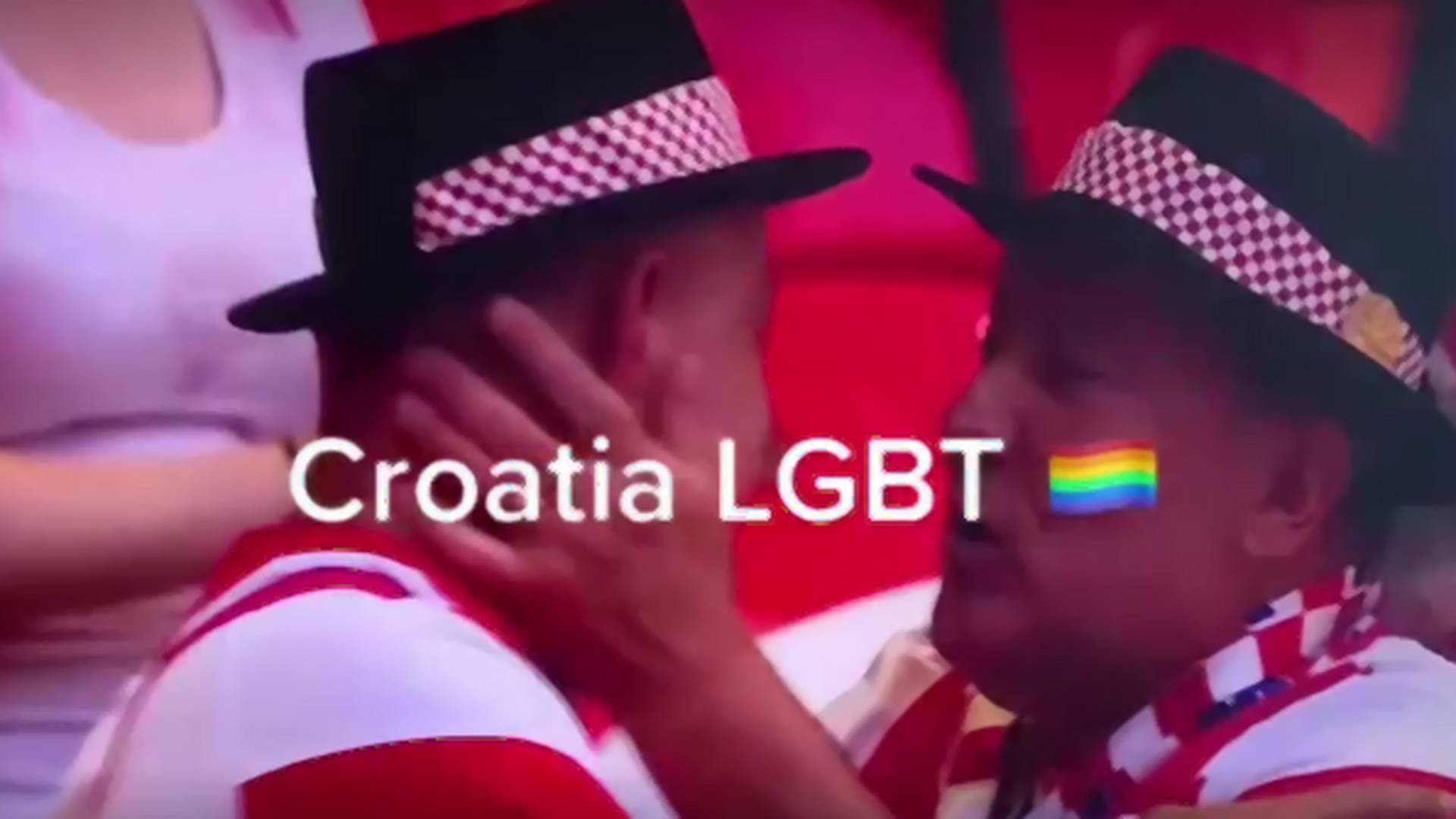 Navijači iz Hrvatske su jedini uspeli da skrenu pažnju sa fudbala i to zbog sočnog poljupca