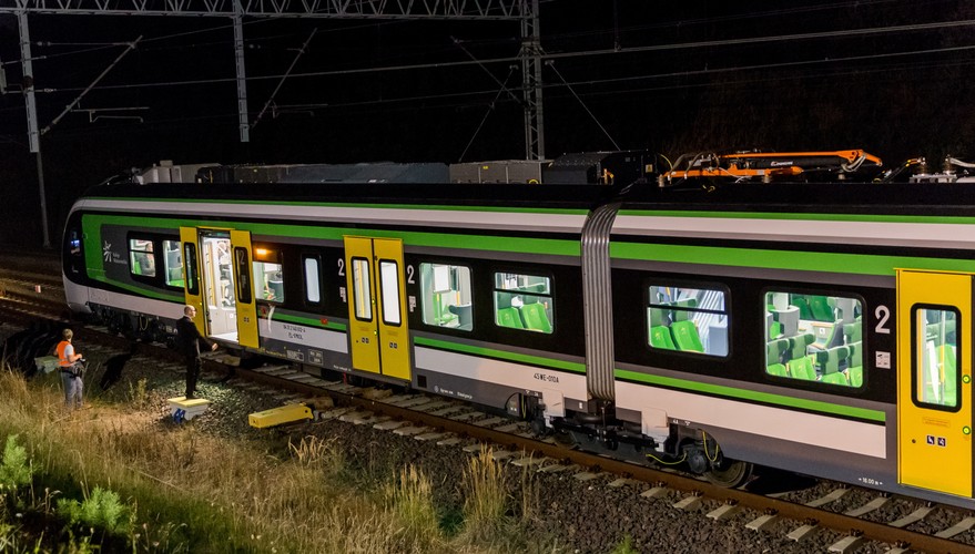 Umowa na dostawę Impulsów miedzy Kolejami Mazowieckimi a Newagiem została podpisana w listopadzie 2014 r. <br><br> (zuz) PAP/Andrzej Grygiel