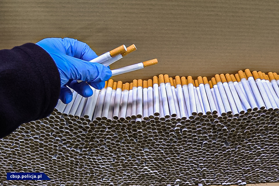 Funkcjonariusze CBŚP i KAS zlikwidowali dwie fabryki papierosów na Mazowszu